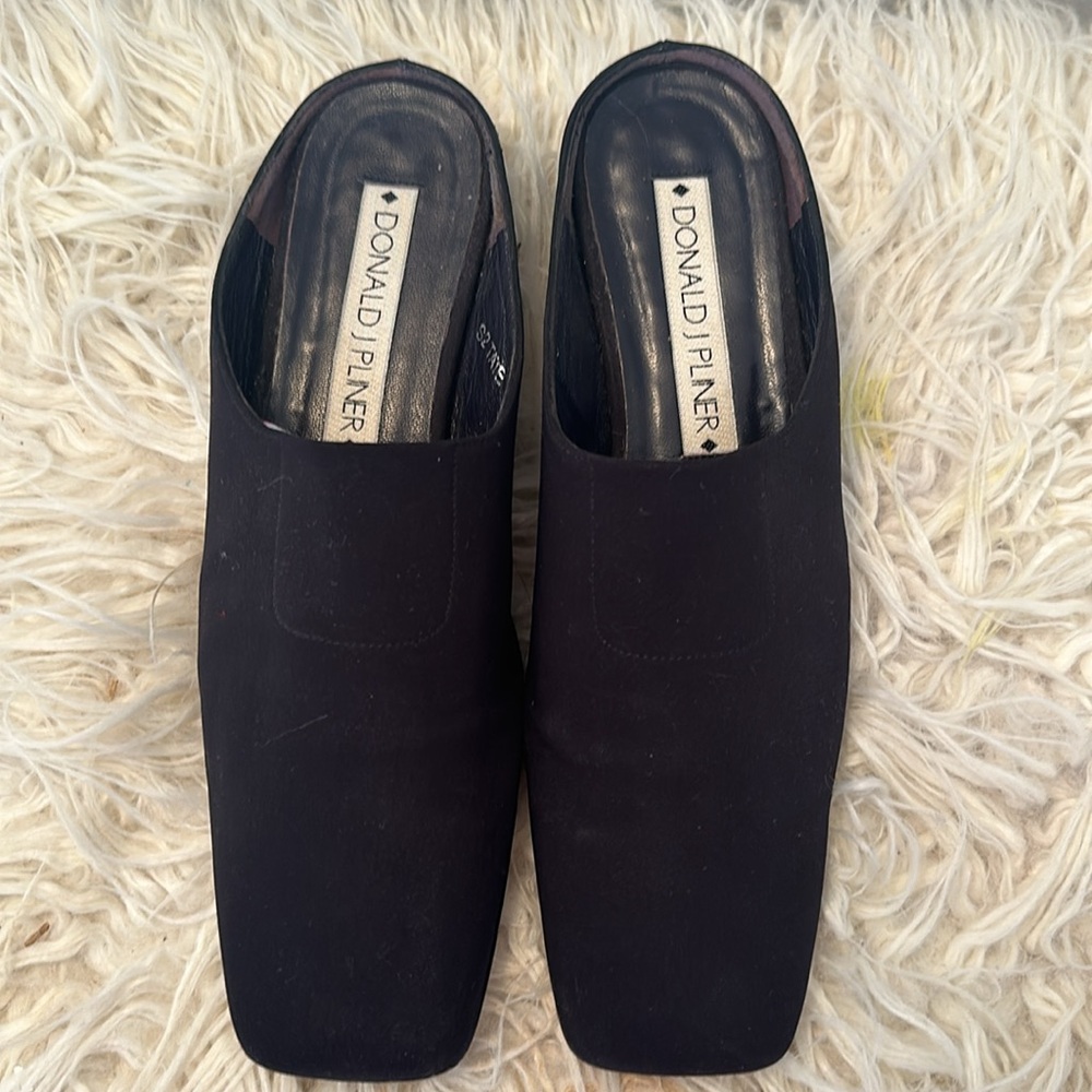 EUC Donald J Pliner black slip on size 7